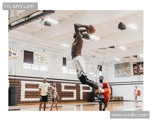 湖人全队备战季后赛，詹姆斯：必须全力以赴为总冠军而战